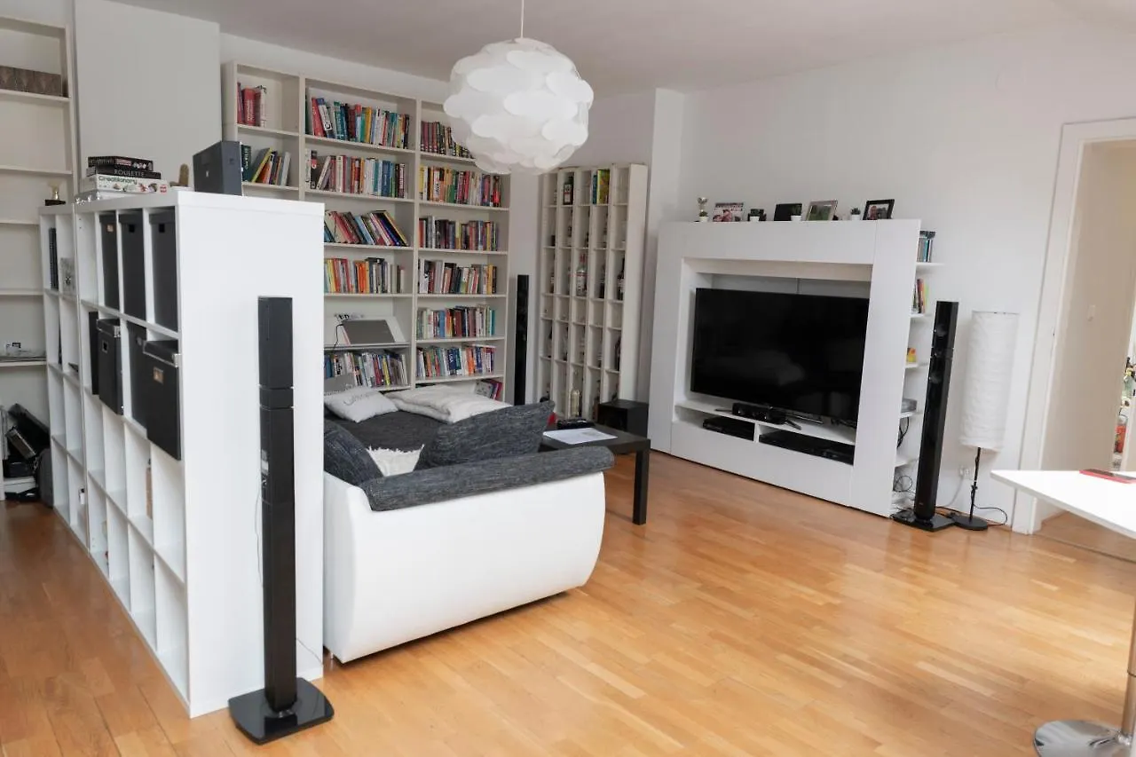 Leo\'S Roof Top Apartment Near Town Hall의 연락처